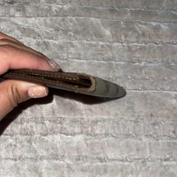 Preloved Gucci wallet good condition has some wear on folds n little on corner. - Picture 6 of 14